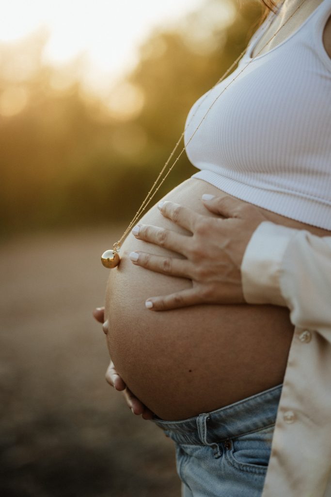 ventre rond femme enceinte