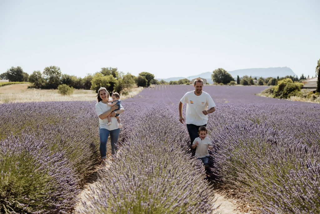 seance photo famille dans les lavandes