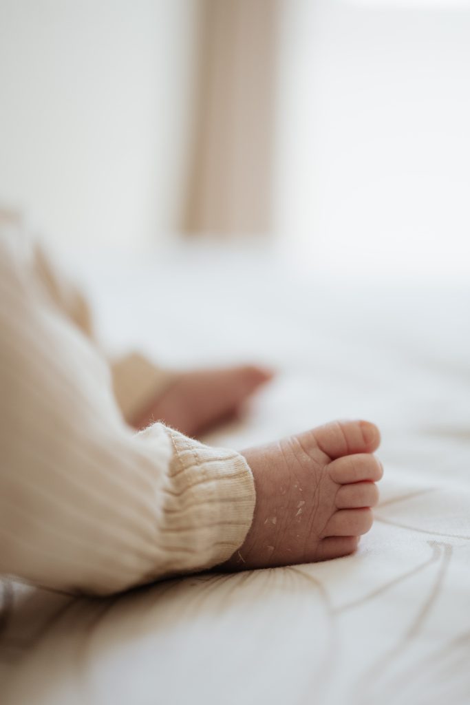 détails pieds de bébé naissance