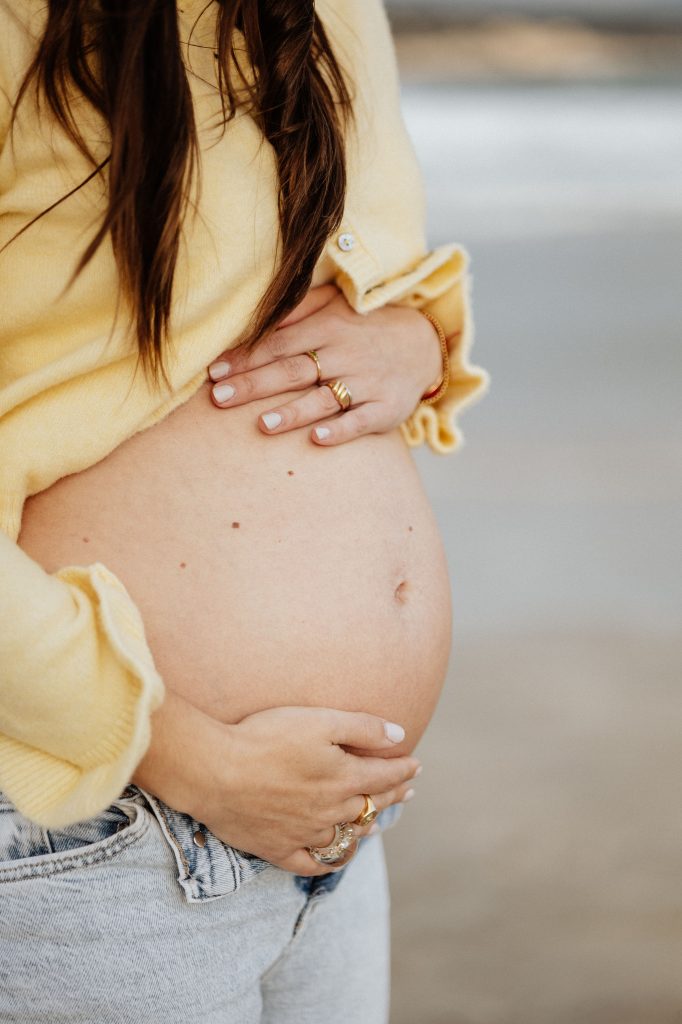 ventre rond femme enceinte